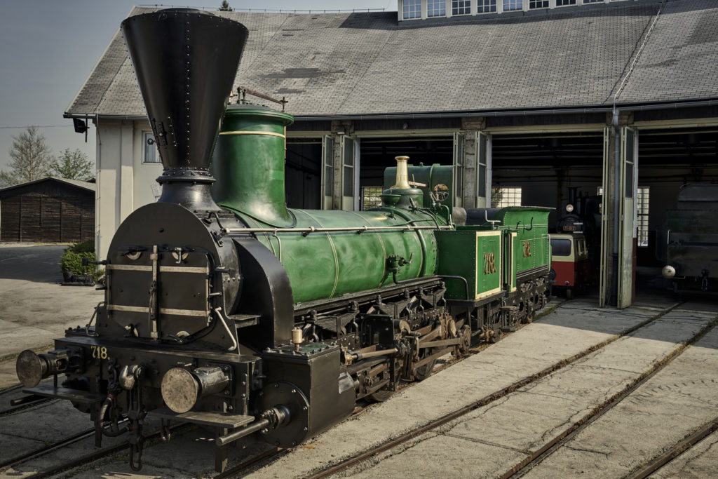 1861 velja za letnico, ko so izdelali najstarejšo lokomotivo v Sloveniji, to je SB 718. Sprva so takšne lokomotive uporabljali za vožnjo tovornih in potniških vlakov, po 1. svetovni vojni pa le še za vožnjo lažjih tovornih vlakov, za postajne premike in na lokalnih progah. Foto: arhiv Železniškega muzeja Slovenskih železnic