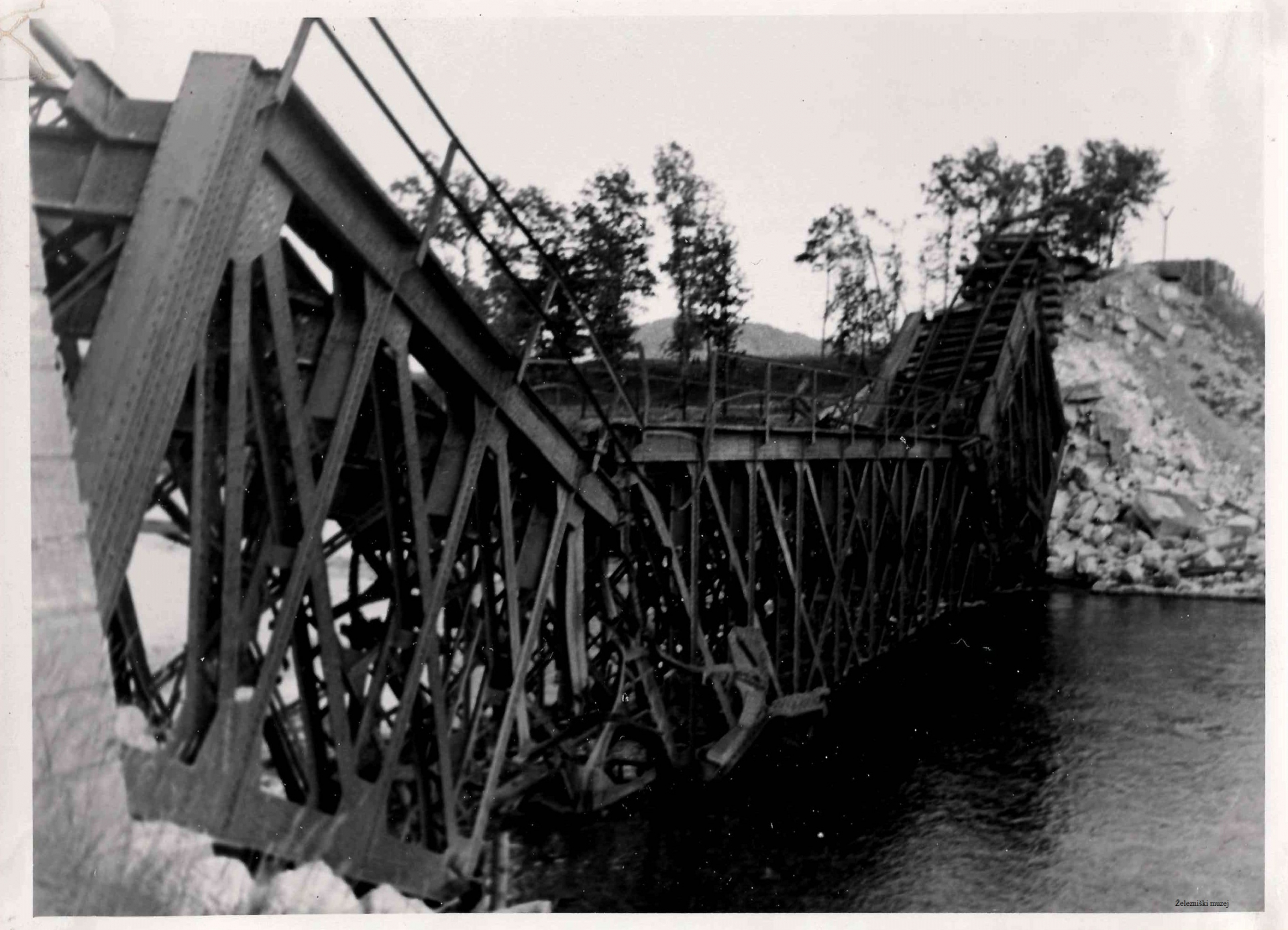 Porušen železniški most čez Soro (Medvode).