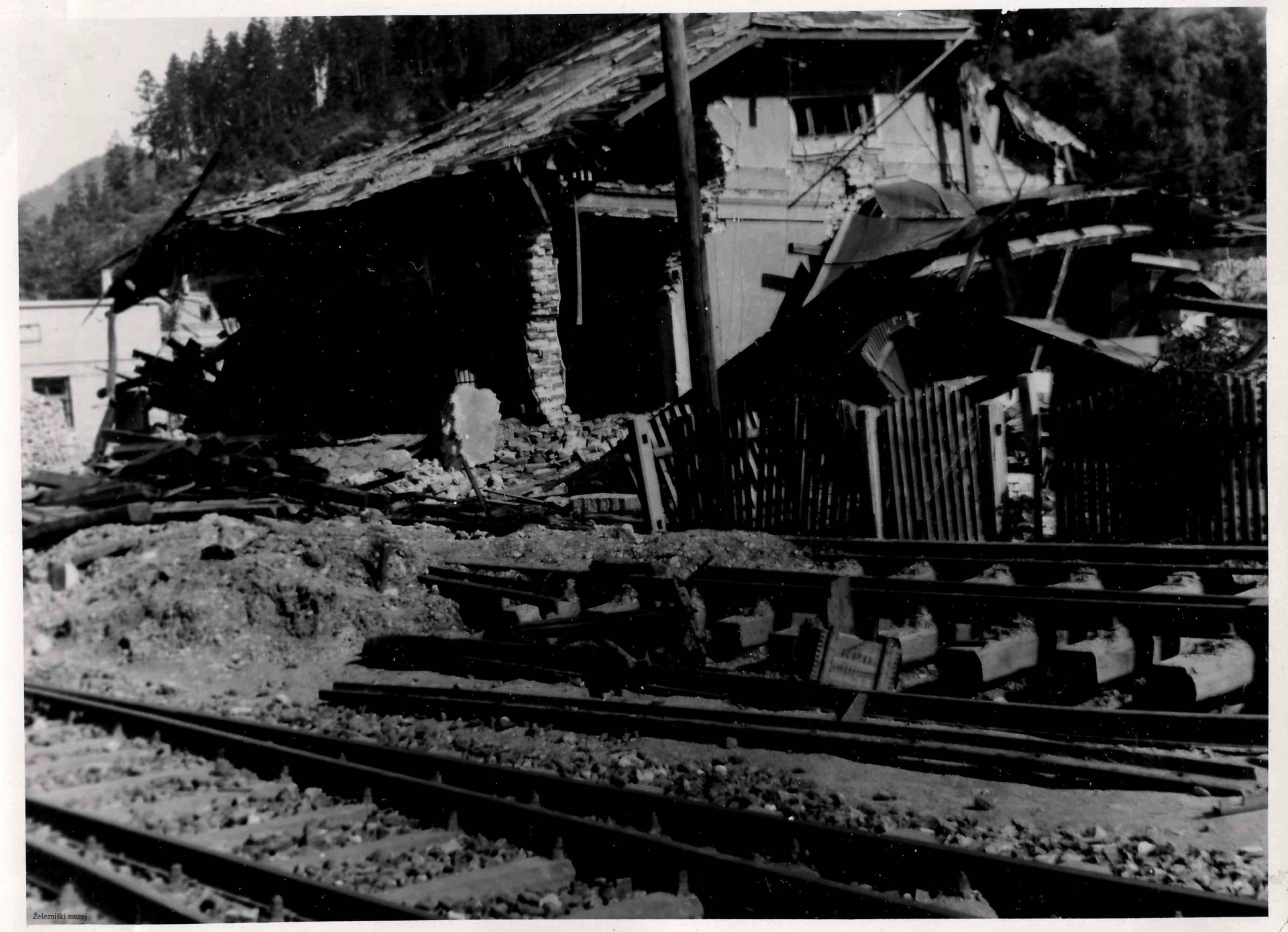 Ruševine na območju železniške postaje na Jesenicah.